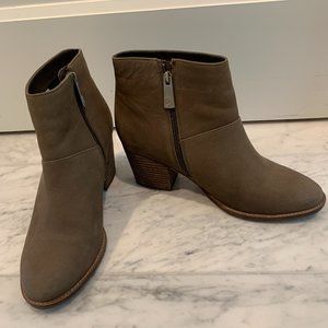 Blondo brand, Waterproof Ankle Boots, 9M